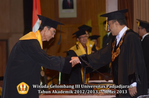 wisuda-unpad-gel-iii-ta-2012_2013-program-pascasarjana-oleh-rektor-023