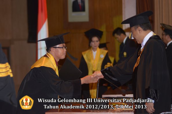 wisuda-unpad-gel-iii-ta-2012_2013-program-pascasarjana-oleh-rektor-024