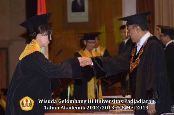 wisuda-unpad-gel-iii-ta-2012_2013-program-pascasarjana-oleh-rektor-025