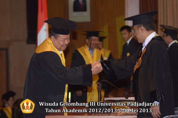 wisuda-unpad-gel-iii-ta-2012_2013-program-pascasarjana-oleh-rektor-027