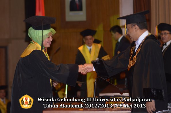 wisuda-unpad-gel-iii-ta-2012_2013-program-pascasarjana-oleh-rektor-033