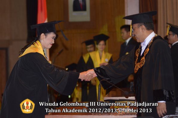 wisuda-unpad-gel-iii-ta-2012_2013-program-pascasarjana-oleh-rektor-035