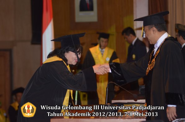 wisuda-unpad-gel-iii-ta-2012_2013-program-pascasarjana-oleh-rektor-039