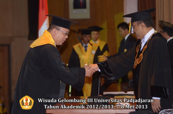 wisuda-unpad-gel-iii-ta-2012_2013-program-pascasarjana-oleh-rektor-041