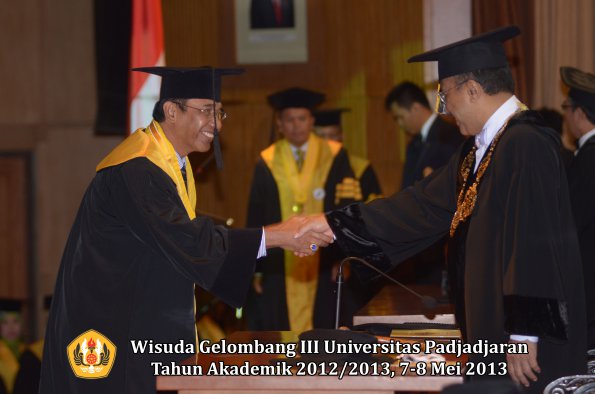 wisuda-unpad-gel-iii-ta-2012_2013-program-pascasarjana-oleh-rektor-042