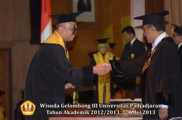 wisuda-unpad-gel-iii-ta-2012_2013-program-pascasarjana-oleh-rektor-045