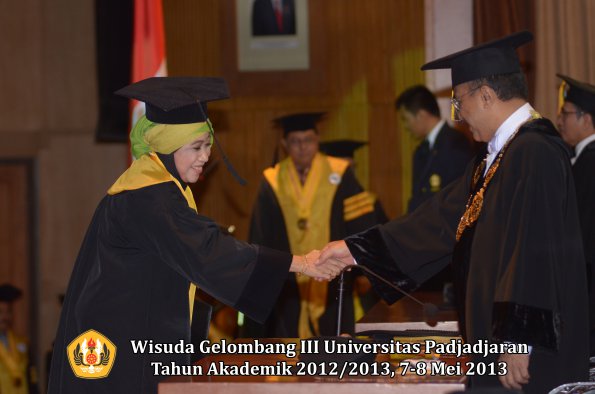 wisuda-unpad-gel-iii-ta-2012_2013-program-pascasarjana-oleh-rektor-046