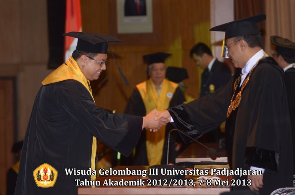 wisuda-unpad-gel-iii-ta-2012_2013-program-pascasarjana-oleh-rektor-047