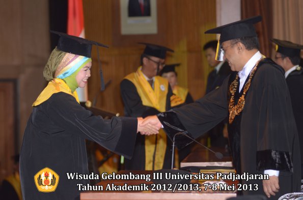 wisuda-unpad-gel-iii-ta-2012_2013-program-pascasarjana-oleh-rektor-049