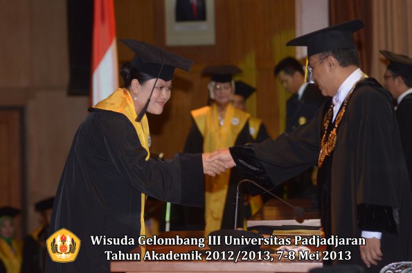 wisuda-unpad-gel-iii-ta-2012_2013-program-pascasarjana-oleh-rektor-051