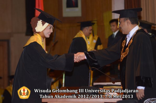 wisuda-unpad-gel-iii-ta-2012_2013-program-pascasarjana-oleh-rektor-052