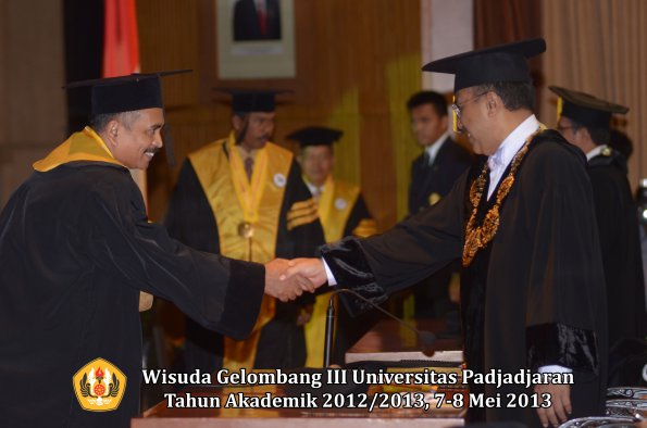 wisuda-unpad-gel-iii-ta-2012_2013-program-pascasarjana-oleh-rektor-053