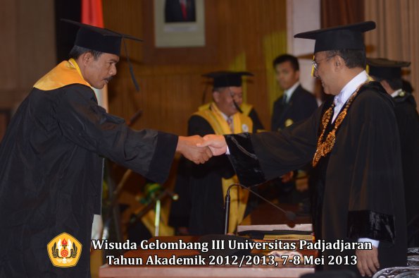 wisuda-unpad-gel-iii-ta-2012_2013-program-pascasarjana-oleh-rektor-054