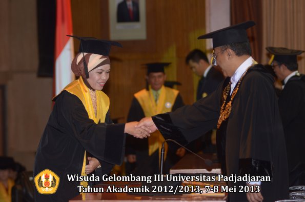 wisuda-unpad-gel-iii-ta-2012_2013-program-pascasarjana-oleh-rektor-060