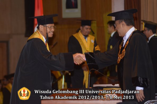 wisuda-unpad-gel-iii-ta-2012_2013-program-pascasarjana-oleh-rektor-065