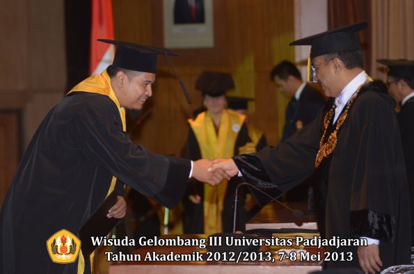 wisuda-unpad-gel-iii-ta-2012_2013-program-pascasarjana-oleh-rektor-066