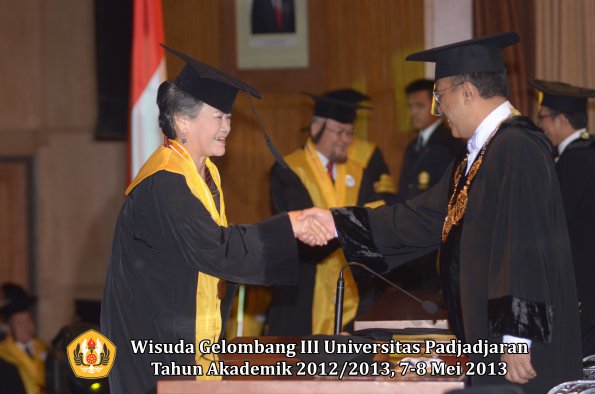 wisuda-unpad-gel-iii-ta-2012_2013-program-pascasarjana-oleh-rektor-067