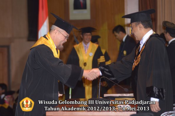 wisuda-unpad-gel-iii-ta-2012_2013-program-pascasarjana-oleh-rektor-068