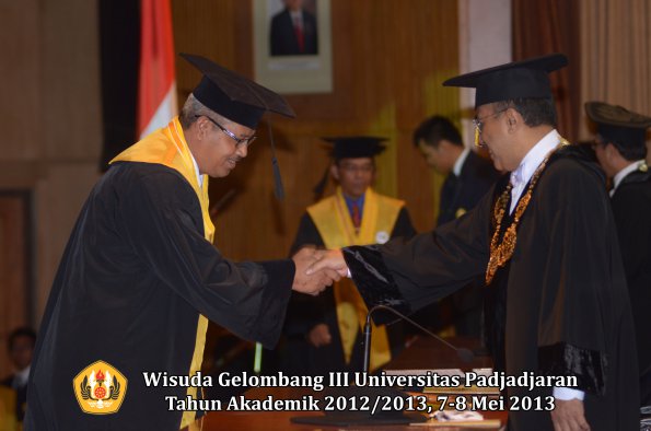 wisuda-unpad-gel-iii-ta-2012_2013-program-pascasarjana-oleh-rektor-070