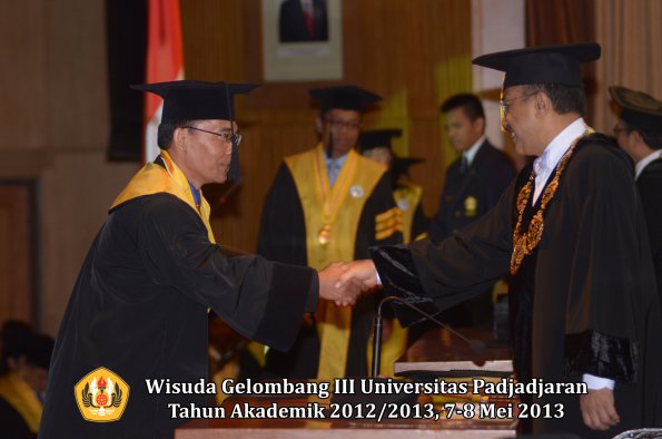 wisuda-unpad-gel-iii-ta-2012_2013-program-pascasarjana-oleh-rektor-071