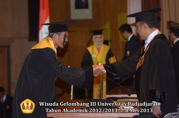 wisuda-unpad-gel-iii-ta-2012_2013-program-pascasarjana-oleh-rektor-076