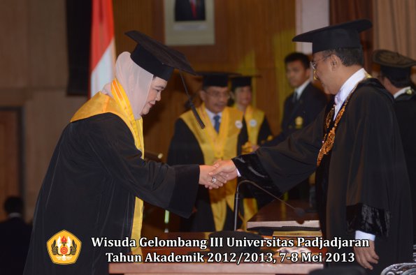 wisuda-unpad-gel-iii-ta-2012_2013-program-pascasarjana-oleh-rektor-077