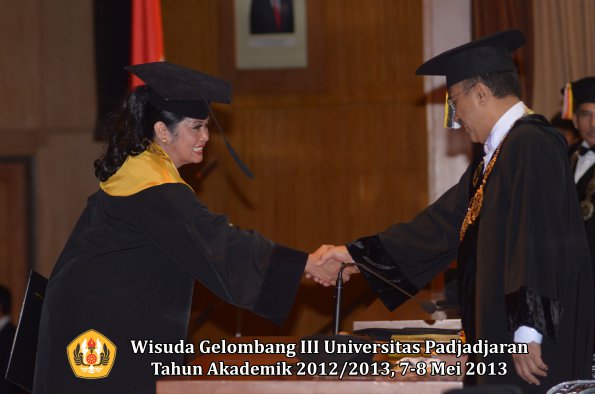 wisuda-unpad-gel-iii-ta-2012_2013-program-pascasarjana-oleh-rektor-079