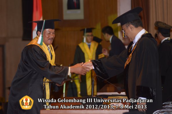 wisuda-unpad-gel-iii-ta-2012_2013-program-pascasarjana-oleh-rektor-081