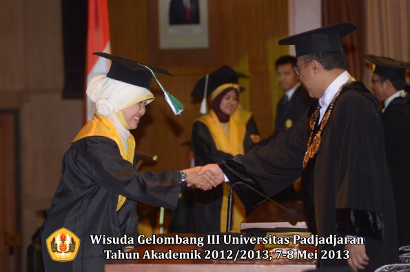 wisuda-unpad-gel-iii-ta-2012_2013-program-pascasarjana-oleh-rektor-084