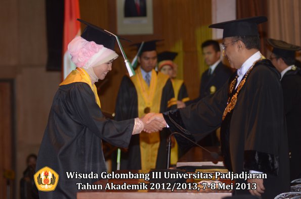 wisuda-unpad-gel-iii-ta-2012_2013-program-pascasarjana-oleh-rektor-086