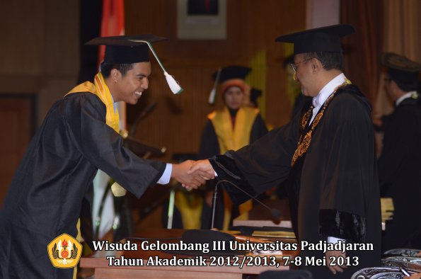 wisuda-unpad-gel-iii-ta-2012_2013-program-pascasarjana-oleh-rektor-087