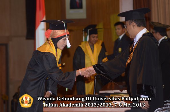 wisuda-unpad-gel-iii-ta-2012_2013-program-pascasarjana-oleh-rektor-088