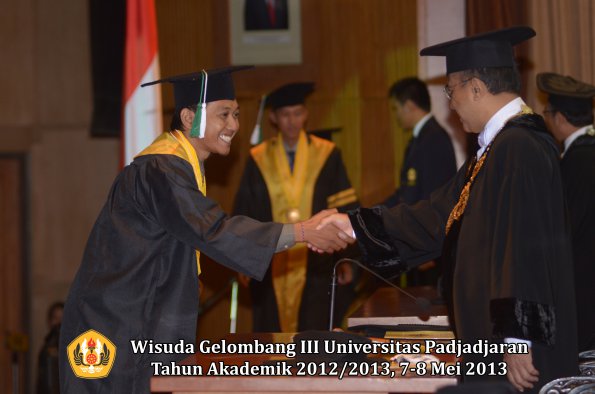 wisuda-unpad-gel-iii-ta-2012_2013-program-pascasarjana-oleh-rektor-089