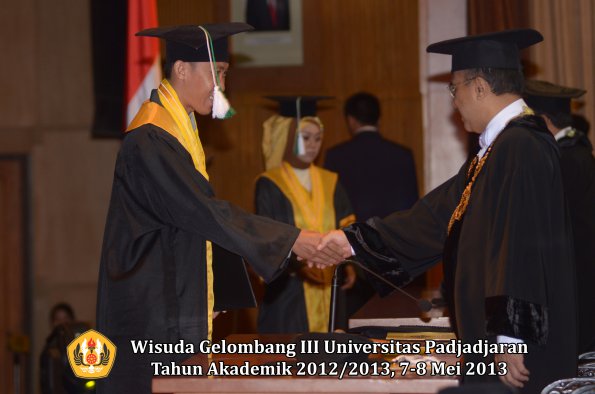 wisuda-unpad-gel-iii-ta-2012_2013-program-pascasarjana-oleh-rektor-090