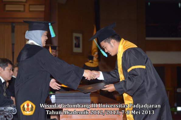 wisuda-unpad-gel-iii-ta-2012_2013-fakultas-pik-oleh-dekan-003