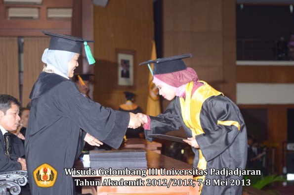 wisuda-unpad-gel-iii-ta-2012_2013-fakultas-pik-oleh-dekan-005