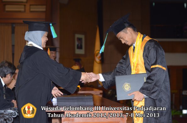 wisuda-unpad-gel-iii-ta-2012_2013-fakultas-pik-oleh-dekan-006