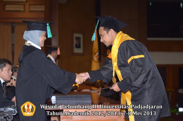 wisuda-unpad-gel-iii-ta-2012_2013-fakultas-pik-oleh-dekan-007