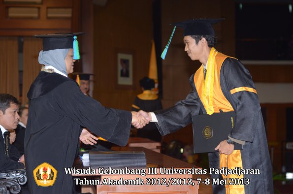 wisuda-unpad-gel-iii-ta-2012_2013-fakultas-pik-oleh-dekan-008