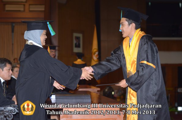 wisuda-unpad-gel-iii-ta-2012_2013-fakultas-pik-oleh-dekan-009