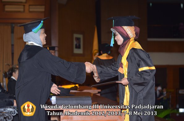 wisuda-unpad-gel-iii-ta-2012_2013-fakultas-pik-oleh-dekan-010