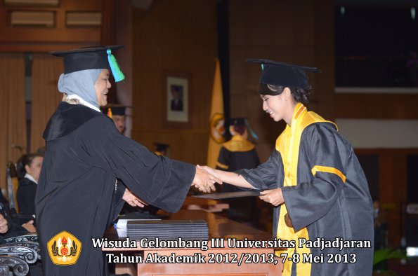 wisuda-unpad-gel-iii-ta-2012_2013-fakultas-pik-oleh-dekan-011