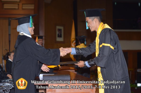 wisuda-unpad-gel-iii-ta-2012_2013-fakultas-pik-oleh-dekan-012