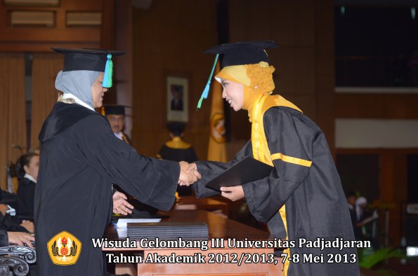 wisuda-unpad-gel-iii-ta-2012_2013-fakultas-pik-oleh-dekan-013