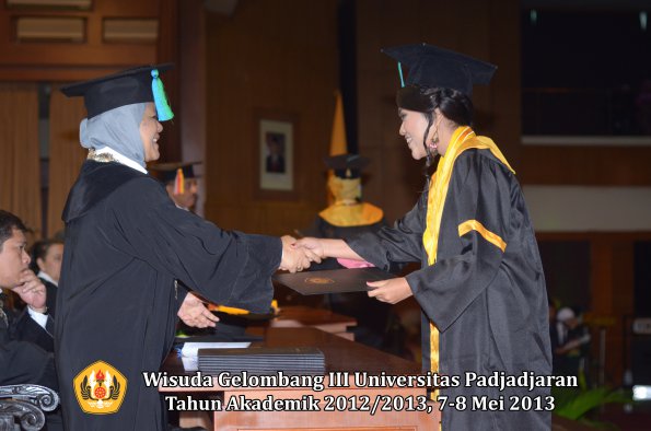 wisuda-unpad-gel-iii-ta-2012_2013-fakultas-pik-oleh-dekan-014