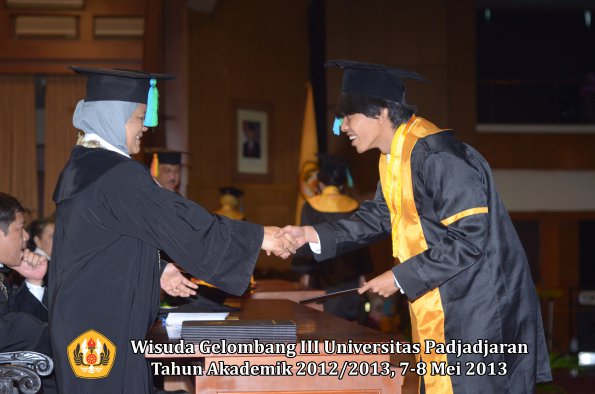 wisuda-unpad-gel-iii-ta-2012_2013-fakultas-pik-oleh-dekan-015