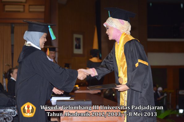 wisuda-unpad-gel-iii-ta-2012_2013-fakultas-pik-oleh-dekan-016