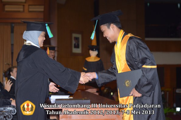 wisuda-unpad-gel-iii-ta-2012_2013-fakultas-pik-oleh-dekan-017