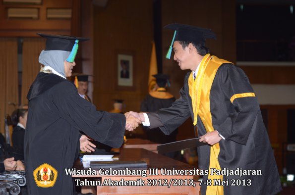 wisuda-unpad-gel-iii-ta-2012_2013-fakultas-pik-oleh-dekan-018