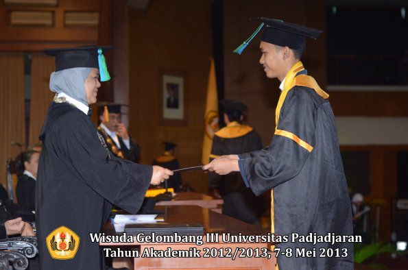 wisuda-unpad-gel-iii-ta-2012_2013-fakultas-pik-oleh-dekan-019